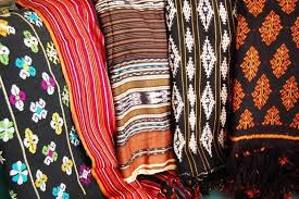 Mengenal Kain Tenun Ikat Sumba: Filosofi dalam Setiap Simpul Benang