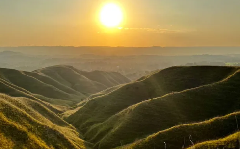 Sumba vs Bukittinggi: Alam Terbuka atau Pegunungan Sejuk