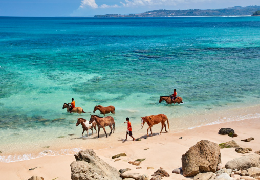Pantai Nihiwatu vs Pantai Kuta Bali: Menikmati Pantai Tenang Tanpa Keramaian