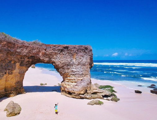 Pulau Sumba atau Banyuwangi: Menentukan Destinasi Wisata Alam yang Lebih Lengang