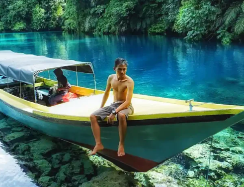 Pantai di Sumba Timur dan Pantai Derawan: Laut Lepas atau Kepulauan Tropis