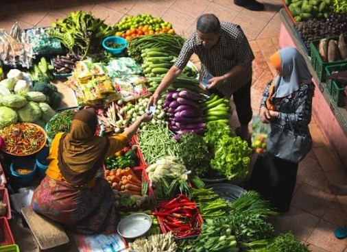 Denyut Nadi Marapu di Jantung Kota: Seni Berburu Autentisitas dan Interaksi Hangat di Pasar Inpres Waingapu 2026