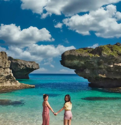 Gerbang Pualam di Tepi Cakrawala: Menyingkap Eksklusivitas dan Keajaiban Geologi Pantai Mandorak 2026