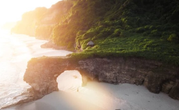Pantai Sumba dengan Pasir Putih dan Ombak Laut Lepas